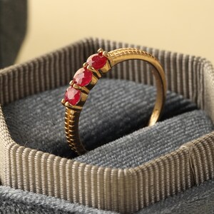 Anillo de rubí natural, plata de ley bañada en oro de 18 quilates, diseño de inspiración vintage, piedra de nacimiento de julio.