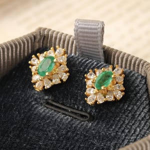 Kolczyki ze szmaragdem / Złoto Vermeil 18K / Sztyfty ze szmaragdem w kształcie gwiazdy / Styl vintage / Biżuteria z kamieniem urodzinowym na maj / Geometryczne kolczyki z wyrazistym wzorem