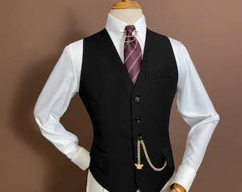 Colete masculino preto clássico, simples, de abotoamento simples, sem lapela, com bolsos pontiagudos com aba - Corte sob medida