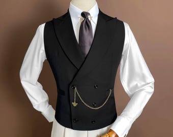 Colete masculino preto estilo clássico com abotoamento duplo e lapela larga - ajuste sob medida