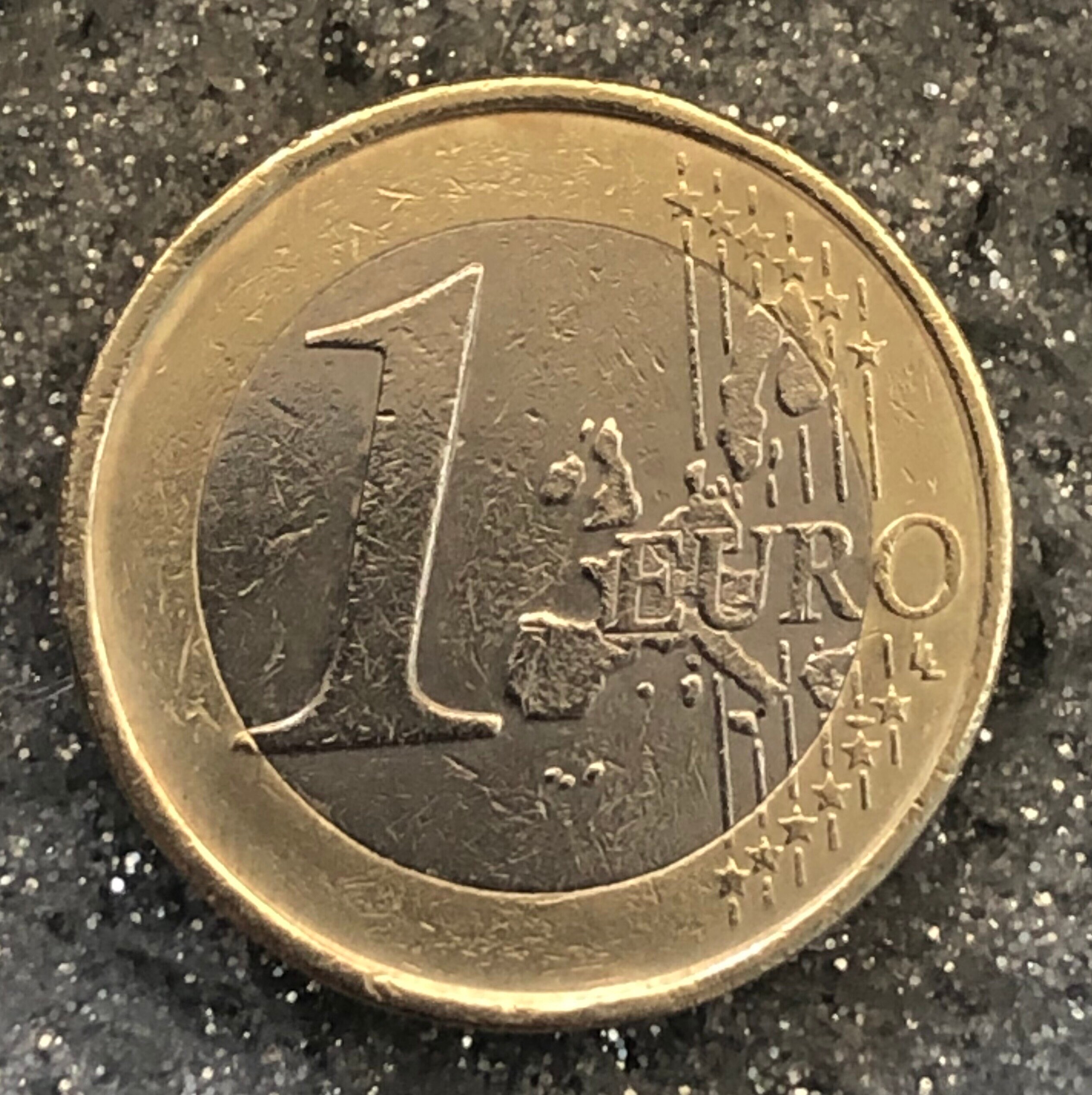 1ユーロコイン ドイツ 2002年製 2002年付けのドイツの1ユーロ硬貨の裏側。白い背景にドイツの