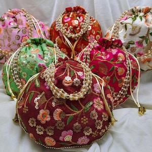 Lot von 100 indischen handgefertigten Frauen gestickte Clutch-Geldbeutel Potli Bag Beutel Kordelzugbeutel Hochzeit Gunsten Rückgabegeschenk für Gäste freies Schiff