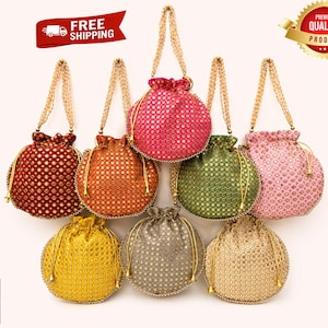 Pode incluir: Uma coleção de oito bolsas com cordão e contas em várias cores, incluindo vermelho, laranja, rosa, verde, amarelo, cinza e dourado. Cada bolsa apresenta um design de contas e uma alça de corrente dourada. As bolsas estão dispostas sobre um fundo branco.