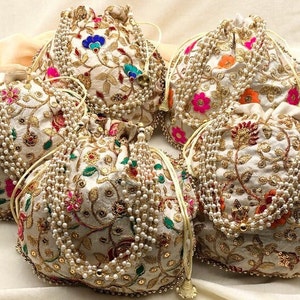 Lot von 100 indischen handgefertigten Frauen gestickte Clutch-Geldbeutel Potli Bag Beutel Kordelzugbeutel Hochzeit Gunsten Rückgabegeschenk für Gäste freies Schiff