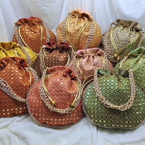 Lot von 100 indischen handgefertigten Frauen gestickte Clutch-Geldbeutel Potli Bag Beutel Kordelzugbeutel Hochzeit Gunsten Rückgabegeschenk für Gäste freies Schiff