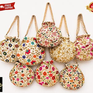 Puede incluir: Una colección de bolsos bordados con cordón en varios colores, incluyendo blanco, dorado, rosa y rojo. Cada bolso presenta patrones florales y asas con cuentas. Los bolsos están dispuestos sobre un fondo blanco.