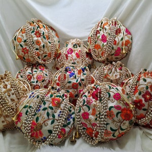 Lot von 100 indischen handgefertigten Frauen gestickte Clutch-Geldbeutel Potli Bag Beutel Kordelzugbeutel Hochzeit Gunsten Rückgabegeschenk für Gäste freies Schiff