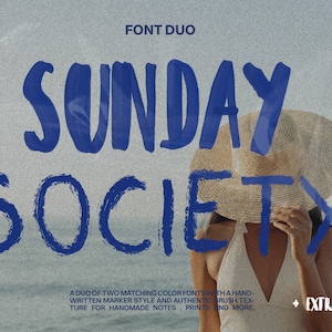 Puede incluir: Un dúo de fuentes azul y blanco llamado "Sunday Society" con un estilo de marcador escrito a mano y una textura de pincel auténtica. La fuente se muestra en una foto de una persona que lleva un sombrero y un traje de baño blanco.