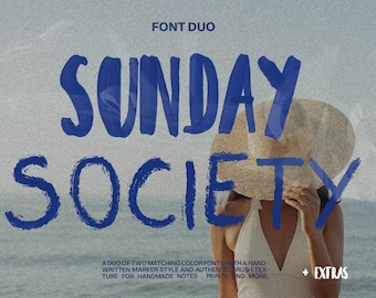 Może przedstawiać: Duet czcionek w kolorze niebieskim i białym o nazwie "Sunday Society" z ręcznie pisanym stylem markera i autentyczną fakturą pędzla. Czcionka jest pokazana na zdjęciu osoby w kapeluszu i białym stroju kąpielowym.