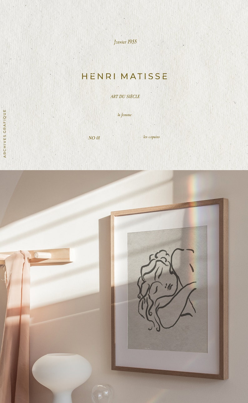 Op de afbeelding: Een ingelijste zwart-witte lijntekening van twee mensen die elkaar omhelzen. De tekening is op een getextureerde beige achtergrond. De lijst is van lichtbruin hout.