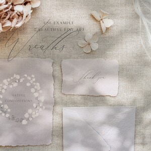 Puede incluir: Un conjunto de tres tarjetas de papel rosa p&aacute;lido con un delicado dise&ntilde;o de corona floral. Las tarjetas est&aacute;n sobre un fondo de lino beige con flores secas y una rama de hierba seca. El texto en las tarjetas dice "Artful Compositions" y "Gracias".