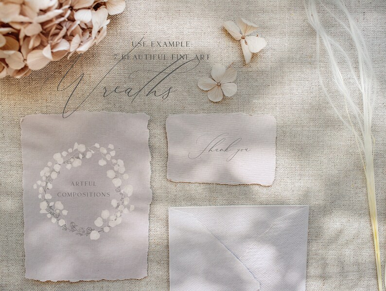 Puede incluir: Un conjunto de tres tarjetas de papel rosa p&aacute;lido con un delicado dise&ntilde;o de corona floral. Las tarjetas est&aacute;n sobre un fondo de lino beige con flores secas y una rama de hierba seca. El texto en las tarjetas dice "Artful Compositions" y "Gracias".