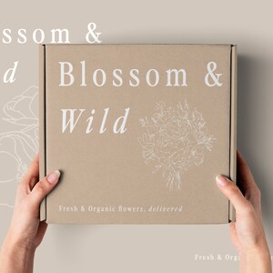 Puede incluir: Una caja de cart&oacute;n marr&oacute;n con el texto "Blossom & Wild" impreso en blanco. La caja est&aacute; siendo sostenida por dos manos. El texto "Fresh & Organic flowers, delivered" est&aacute; impreso en la parte inferior de la caja.