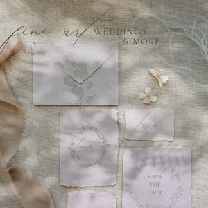 Puede incluir: Un conjunto de papeler&iacute;a de boda con un delicado dise&ntilde;o floral. Las tarjetas son de color rosa claro con un sobre marr&oacute;n claro. El texto en las tarjetas dice "Invitaci&oacute;n", "Save the Date" y "R.S.V.P."