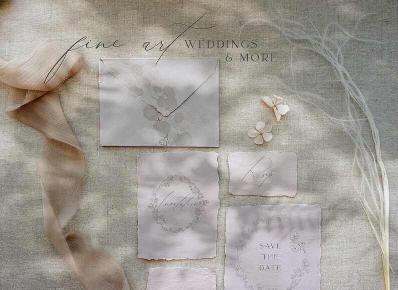 Puede incluir: Un conjunto de papeler&iacute;a de boda con un delicado dise&ntilde;o floral. Las tarjetas son de color rosa claro con un sobre marr&oacute;n claro. El texto en las tarjetas dice "Invitaci&oacute;n", "Save the Date" y "R.S.V.P."