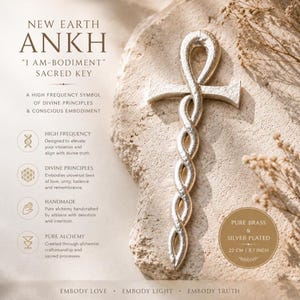 Può includere: Un simbolo ankh argentato con un design a stelo intrecciato, lungo 22 cm. Il testo sull'immagine riporta New Earth Ankh, I Am-Bodiment Sacred Key e Pure Brass & Silver Plated, insieme a punti elenco descrittivi.