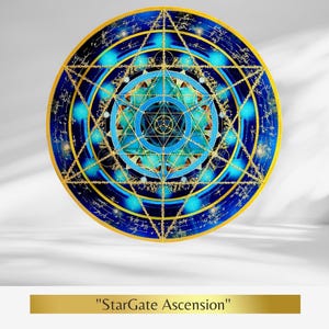 Könnte beinhalten: Rundes Kunstwerk mit einem komplexen geometrischen Design in Blau-, Türkis- und Goldtönen. Das Design zeigt überlagerte Kreise, Sterne und komplizierte Muster. Der Text "StarGate Ascension" wird auf einem goldenen Banner unten angezeigt.