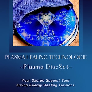 Puede incluir: Un disco de vidrio azul con marcas blancas y un paño azul drapeado sobre él. El texto "Plasma Healing Technologie" y "~Plasma DiscSet~" está escrito debajo de la imagen. El texto "Your Sacred Support Tool during Energy Healing sessions" está escrito debajo del texto "~Plasma DiscSet~". El texto "Pure Alchemical Craft, Divine Craftmanship, Carefully Selected, Handmade with Love" está escrito debajo del texto "Your Sacred Support Tool during Energy Healing sessions".