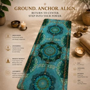 Puede incluir: Una esterilla de yoga turquesa con un diseño de mandala y el texto "GROUND. ANCHOR. ALIGN." La esterilla mide 61 cm por 173 cm, 3 mm de grosor y está hecha de ante y caucho natural. Tiene una superficie antideslizante.