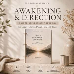 Op de afbeelding: Een spiraalgebonden werkboek getiteld Inner Alignment Journey Part I Awakening & Direction. De omslag bevat een landschapsillustratie van een meer en bergen bij zonsopgang. Tekst bevat The Alignment Studio en details.