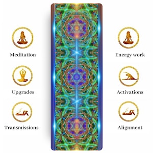 Puede incluir: Una esterilla de yoga con un diseño geométrico vibrante en tonos verdes, azules y morados. La esterilla presenta texto e iconos circulares con detalles dorados, incluyendo las palabras "Meditación", "Mejoras", "Transmisiones", "Trabajo energético", "Activaciones" y "Alineación".
