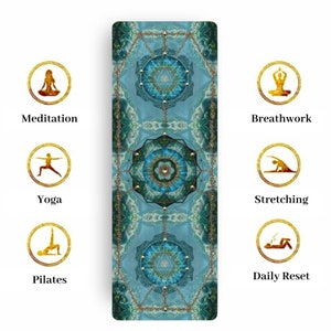 Può includere: Un tappetino da yoga blu e oro con un design a mandala. Il tappetino è decorato con motivi geometrici e un design ripetitivo di un cerchio con una stella al suo interno. Il tappetino è progettato per la meditazione, lo yoga, il pilates, gli esercizi di stretching, il lavoro di respirazione e il ripristino quotidiano.