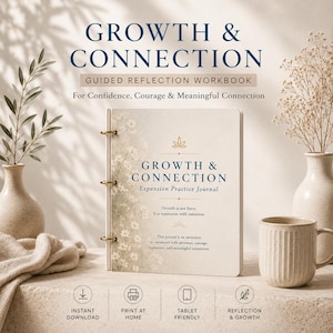 Op de afbeelding: Een crèmekleurig werkboek voor begeleide reflectie met de titel Growth & Connection Expansion Practice Journal. De omslag bevat een delicate witte bloemenillustratie, een gouden ringband en de tekst: Growth is not force. It is expansion with intention. This journal is an invitation to reconnect with aliveness, courage, expression, and meaningful connection.