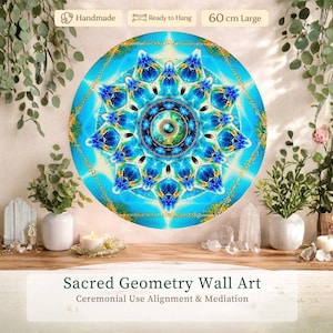 Puede incluir: Una obra de arte mural redonda de 60 cm de diámetro, con un diseño de mandala azul y dorado. La obra de arte lleva el texto "Sacred Geometry Wall Art" y "Ceremonial Use Alignment & Mediation". Hecho a mano y listo para colgar.