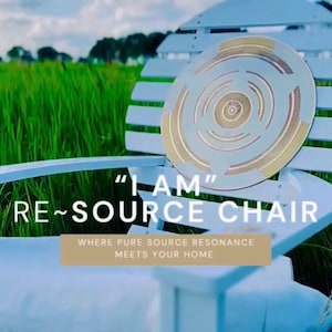 Op de afbeelding: Witte Adirondack stoel met een cirkelvormig ontwerp op de rugleuning. De stoel staat in een veld met hoog, groen gras. Tekst op de stoel luidt "I AM RE~SOURCE CHAIR" en "WHERE PURE SOURCE RESONANCE MEETS YOUR HOME."