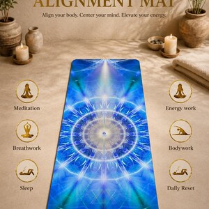 Op de afbeelding: Blauwe yogamat met een centraal mandala-ontwerp en de tekst "STARGATE ALIGNMENT MAT". De mat heeft pictogrammen voor meditatie, ademwerk, slaap, energie werk, lichaamswerk en dagelijkse reset. Kaarsen en planten op de achtergrond.