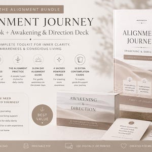 Op de afbeelding: De Alignment Journey toolkit bevat een werkboek, Awakening & Direction deck en kaarten. De omslag van het werkboek leest "Alignment Journey". De toolkit is ontworpen voor innerlijke helderheid en bewust leven.