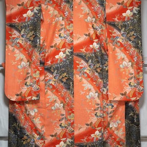 Kimono vintage naranja y negro con relleno brillante, paulownias, olas y fénix. Kimono tradicional femenino. Túnica japonesa de manga larga.