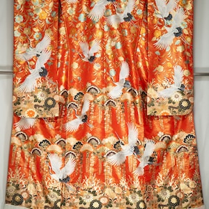 Gestickte Kraniche mit Gold- und Pastellblumen und Schmetterlingen auf rotem Uchikake - Vintage Seidenhochzeitskimono, Glyzinien, Kiefern, Sakura