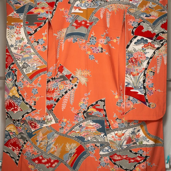 Pergamene colorate su furisode pesca scuro - Kimono da donna vintage in seta - Fiori di ciliegio, fiori di pruno, villaggi, onde, nuvole, iris