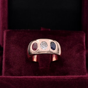 Anillo victoriano de oro de 18 quilates con tres piedras: diamante, rubí y zafiro, 1870.