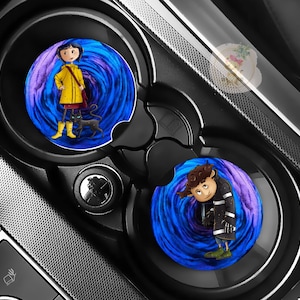 Pu&ograve; includere: Due sottobicchieri per auto con personaggi di un film. Un sottobicchiere mostra una ragazza con un cappotto giallo e un gatto nero su uno sfondo a vortice blu e viola. L'altro sottobicchiere mostra un ragazzo con un cappotto nero e scarpe verdi.