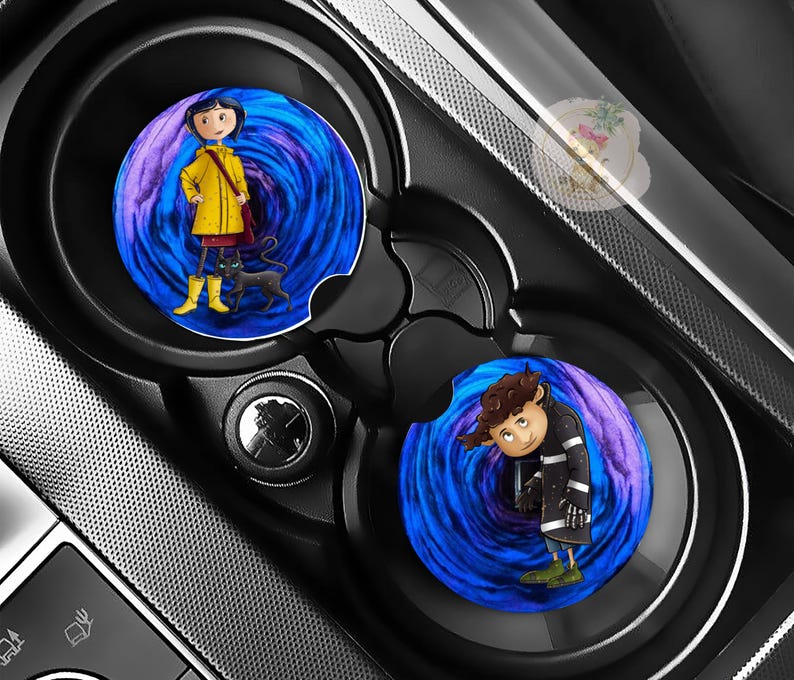 Pu&ograve; includere: Due sottobicchieri per auto con personaggi di un film. Un sottobicchiere mostra una ragazza con un cappotto giallo e un gatto nero su uno sfondo a vortice blu e viola. L'altro sottobicchiere mostra un ragazzo con un cappotto nero e scarpe verdi.