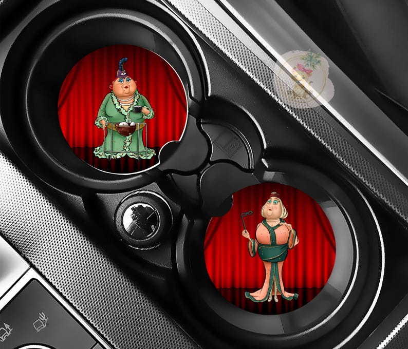 Pu&ograve; includere: Sottobicchieri per auto con personaggi dei cartoni animati davanti a tende rosse. Un personaggio indossa un vestito verde e tiene in mano una ciotola, mentre l'altro indossa un abito rosa e verde e tiene in mano un ventaglio. I sottobicchieri sono in una console nera.