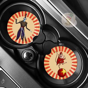 Pu&ograve; includere: Due sottobicchieri per auto con disegni a tema circo. Uno presenta un presentatore dal volto blu con cappotto nero e cilindro, l'altro un topo con un cappotto rosso in equilibrio su una palla rossa. Entrambi hanno uno sfondo color crema con strisce rosse e crema.