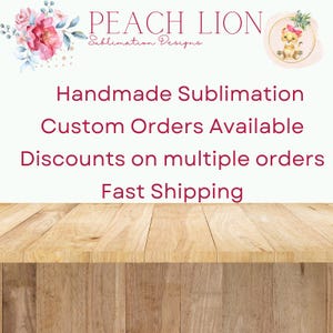 Pu&ograve; includere: L'immagine presenta il testo "PEACH LION Sublimation Designs" con un motivo floreale e un cucciolo di leone. Il testo sottostante recita "Handmade Sublimation, Custom Orders Available, Discounts on multiple orders, Fast Shipping."
