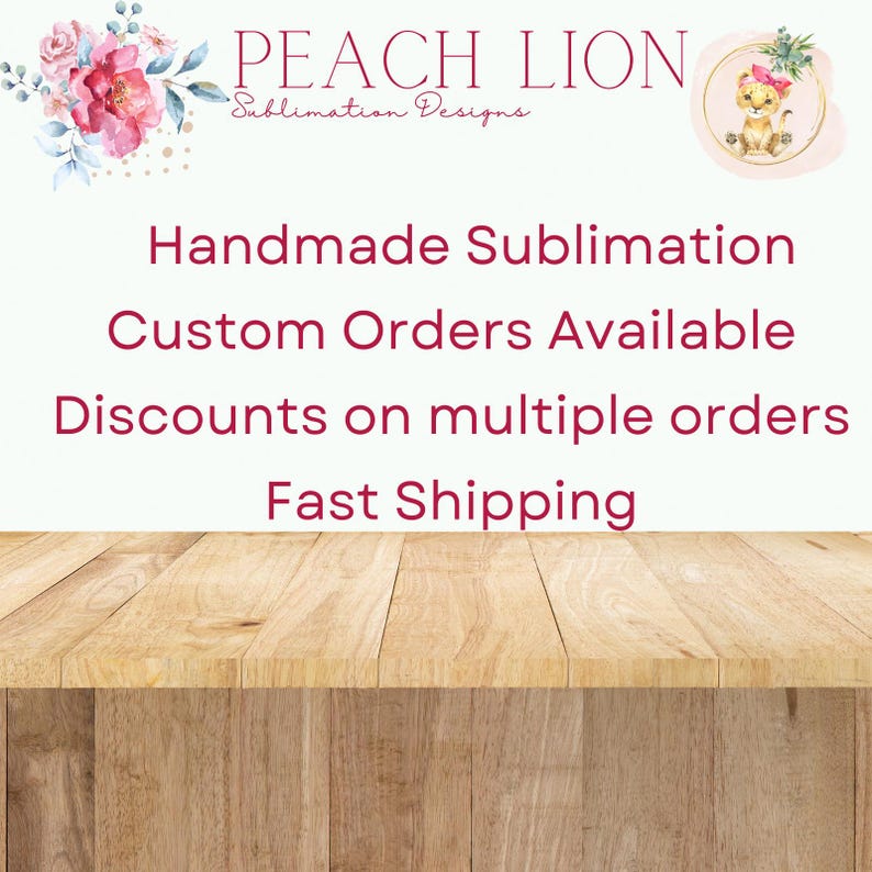 Pu&ograve; includere: L'immagine presenta il testo "PEACH LION Sublimation Designs" con un motivo floreale e un cucciolo di leone. Il testo sottostante recita "Handmade Sublimation, Custom Orders Available, Discounts on multiple orders, Fast Shipping."