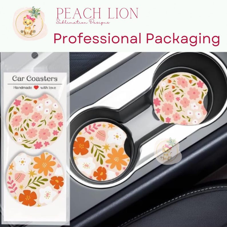 Pu&ograve; includere: Sottobicchieri per auto con disegni floreali nei portabicchieri di un'auto. I sottobicchieri sono confezionati in una custodia di plastica trasparente. I sottobicchieri hanno uno sfondo beige con fiori rosa e arancioni. Il testo "Car Coasters" e "Handmade with love" &egrave; visibile.