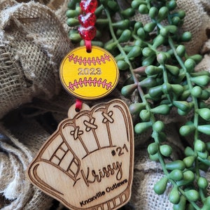 SOFTBALL oder BASEBALL Handschuh Ornament + Weihnachten + Senior Night Goodie Bag Tag + Feiertagsdekoration + Bankett am Ende des Jahres + Personalisiert