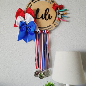 ORGANIZER KOKU PERSONALIZOWANY + Wyświetlacz cheerleaderek + Uchwyt na szpilki do zawodów cheerleaderek + Wieszak na medale + Stojak na sprzęt do softballu, pływania, zapasów i siatkówki