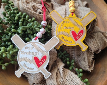 SOFTBALL oder BASEBALL Ornament + Weihnachtsferiendekoration + Senior Night Goodie Bag Geschenke Anhänger + Saisonende Bankett + Personalisiert