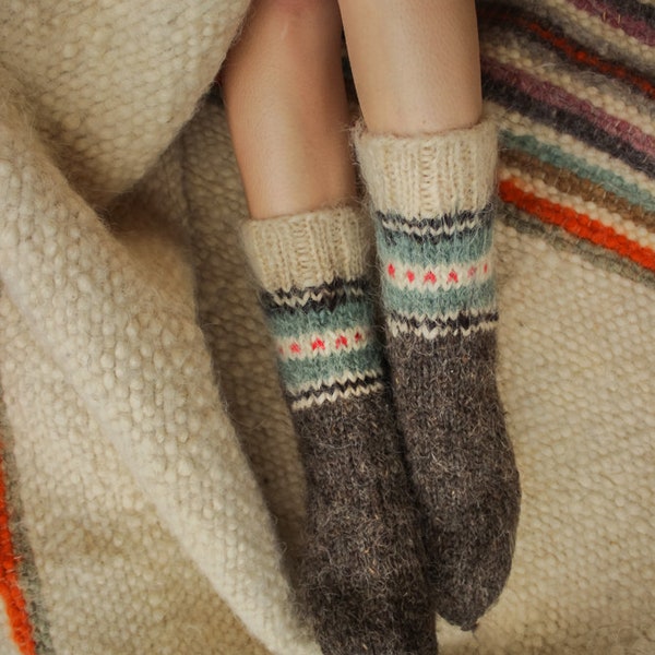 Calcetines unisex de punto a mano, calcetines de lana gris hinchados con patrones Calcetines de lana para mujeres y hombres Calcetines de zapatillas hechos a mano de lana orgánica Tejido interior