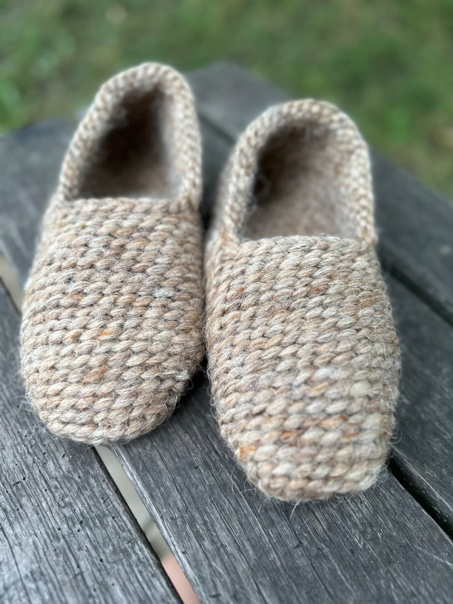 THICK-SOLED SLIPPERS IN WHITE SHEEP WOOL
