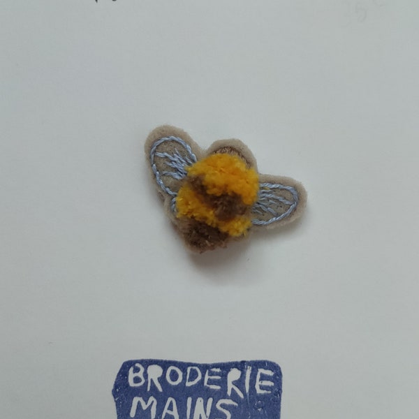 Broche abeille douce