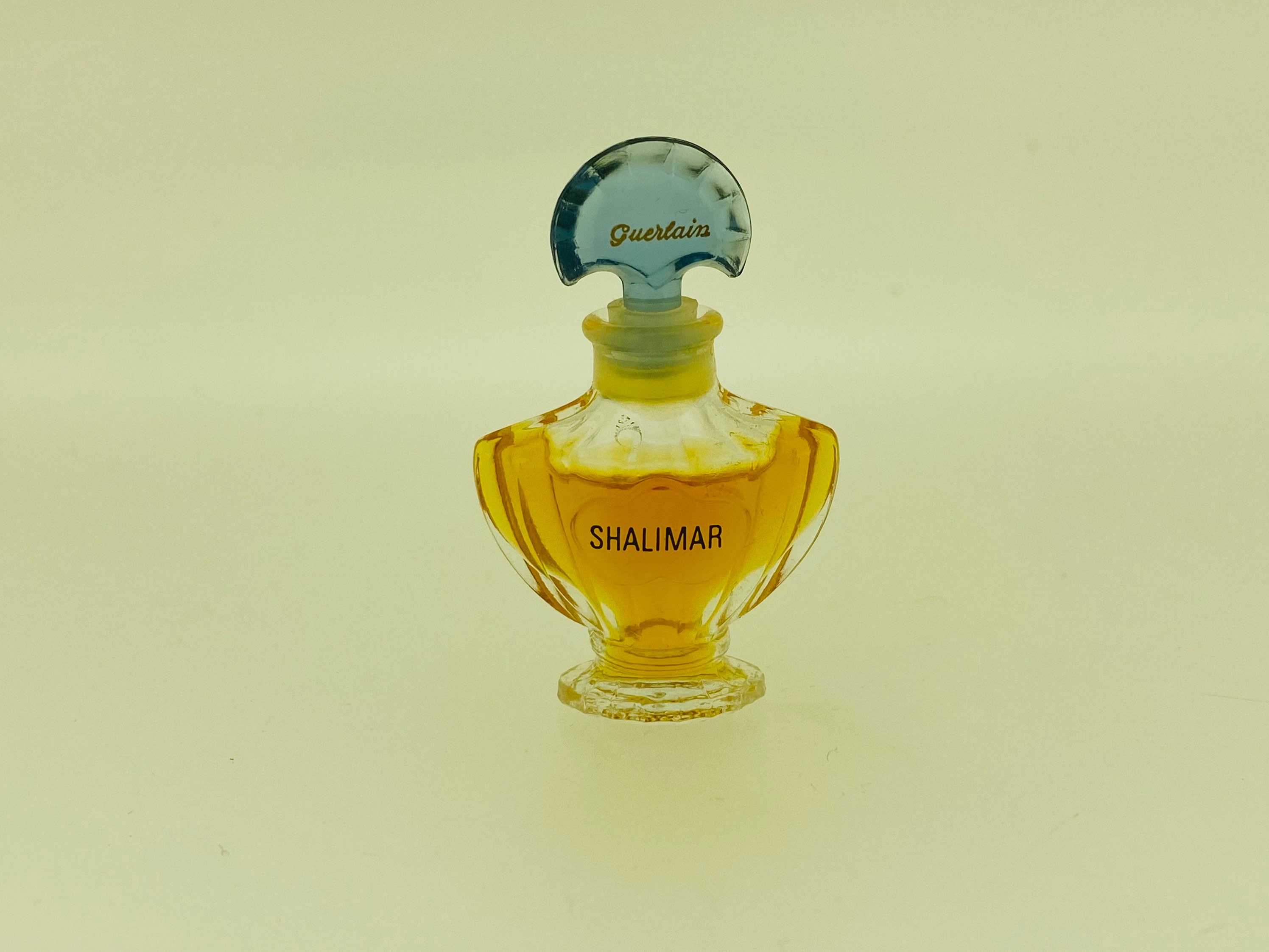 Духи imagination. Герлен Шалимар ванила планифолия. Guerlain Shalimar реклама. Shalimar Millésime Tonka Guerlain на белом фоне пдф. Shalimar Millésime Tonka Guerlain на белом фоне.