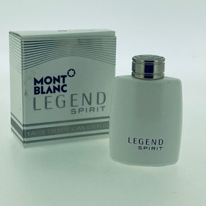 Könnte beinhalten: Eine weiße Flasche Mont Blanc Legend Spirit Eau de Toilette. Die Flasche ist 4,5 ml oder 0,15 fl oz. Die Flasche steht auf einer weißen Oberfläche.